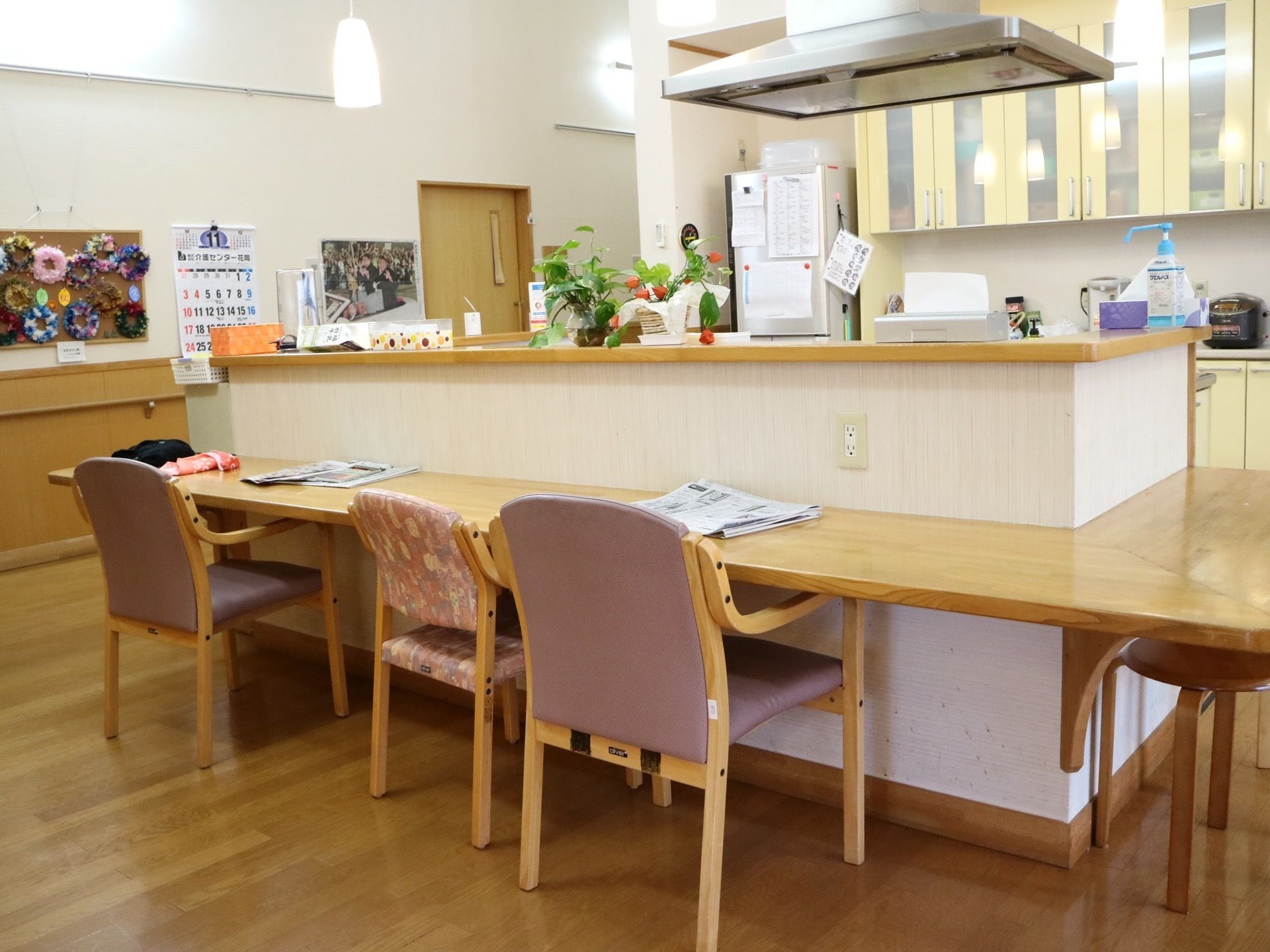 キッチンは四方が開けており、カウンターテーブルとなっている。スタッフが作った料理をすぐ食べられるような造りとなっている。