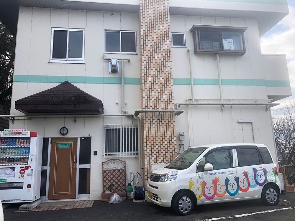明るい外観の建物入口