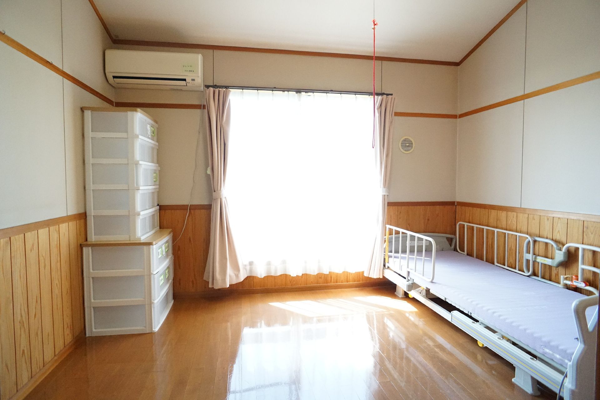 収納棚も置いてある、整理整頓しやすい居室