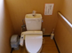 手すり付きの清潔なトイレ空間