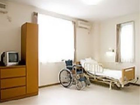 ベッドやチェストが設置された居室
