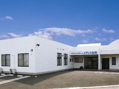 「スマイリングホーム メディス吉岡」の外観。ホワイト一色の外壁を施した、有料老人ホーム。