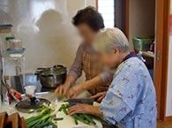 調理を楽しむ様子