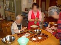 調理を楽しむ様子