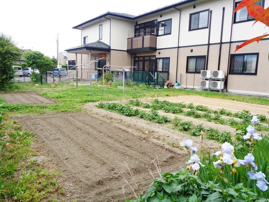 庭園付きの建物外観