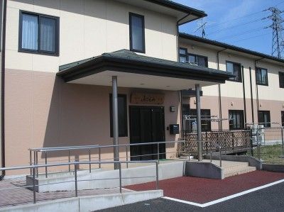 明るいエントランスの施設