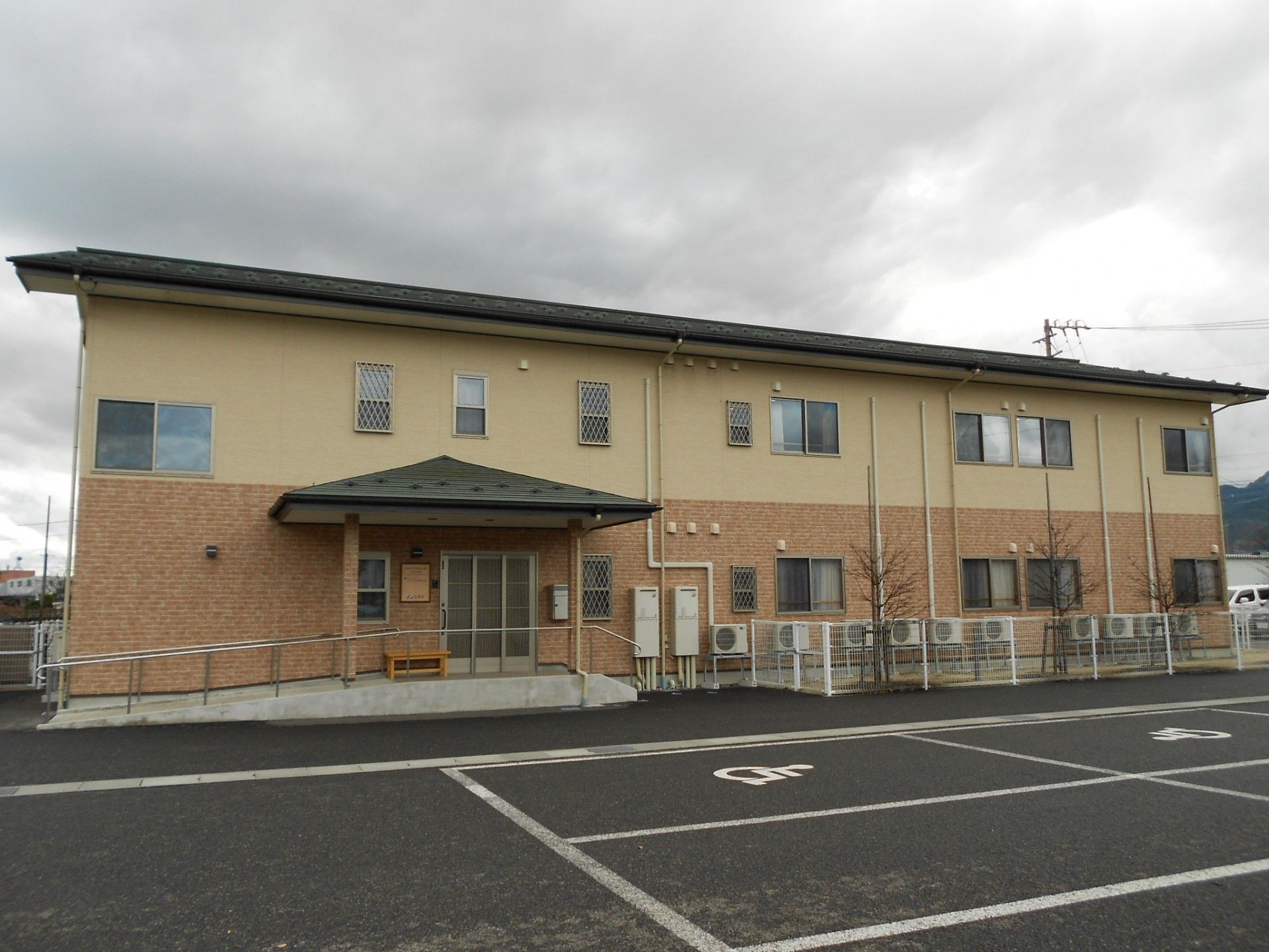 ゆったりとした外観の建物