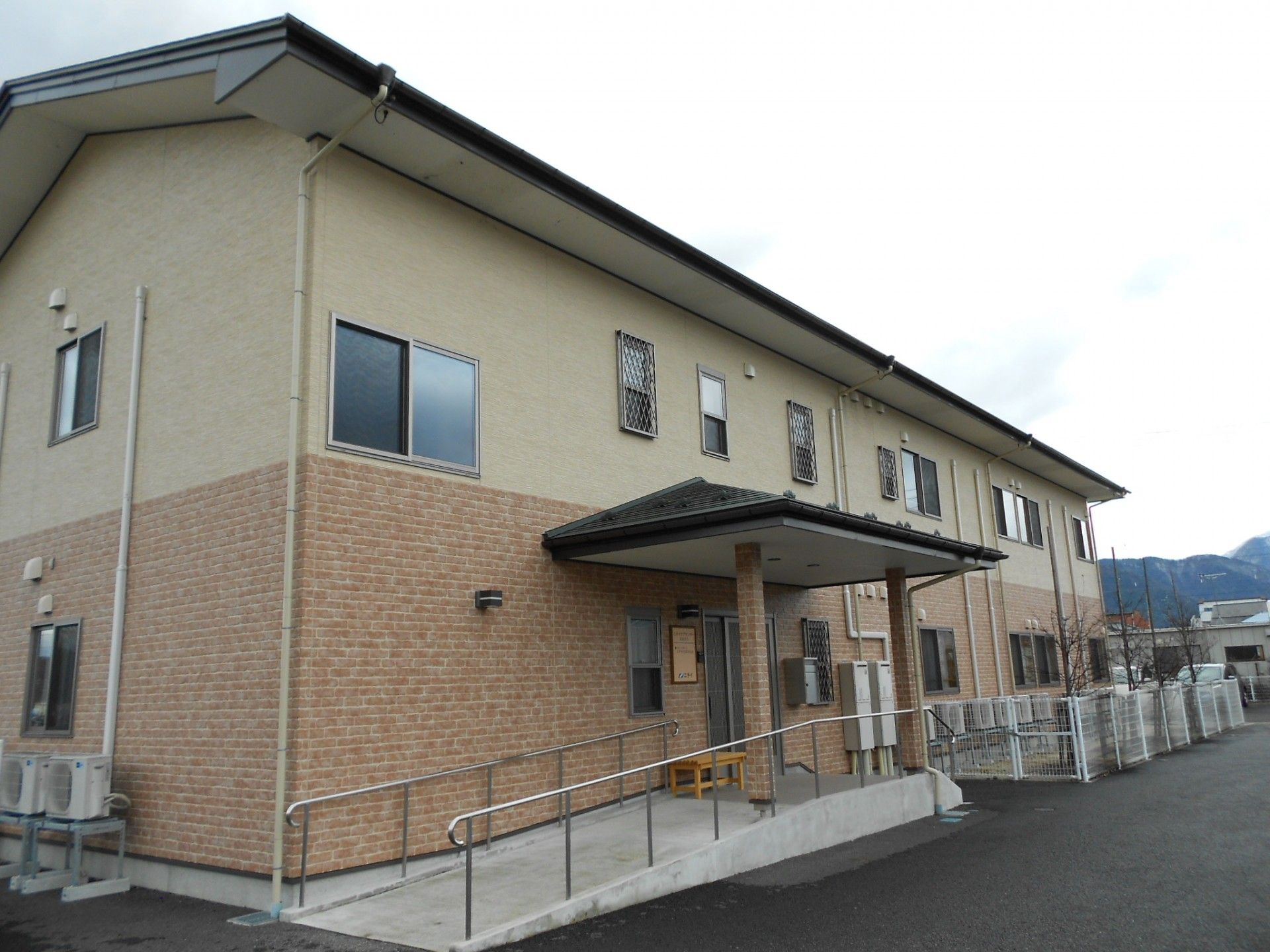 明るい外観の建物入口