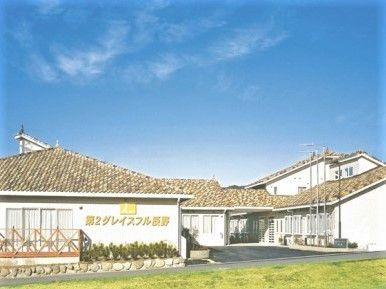 一軒家が連なるような設計の建物。グループホーム第二グレイスフル辰野の外観