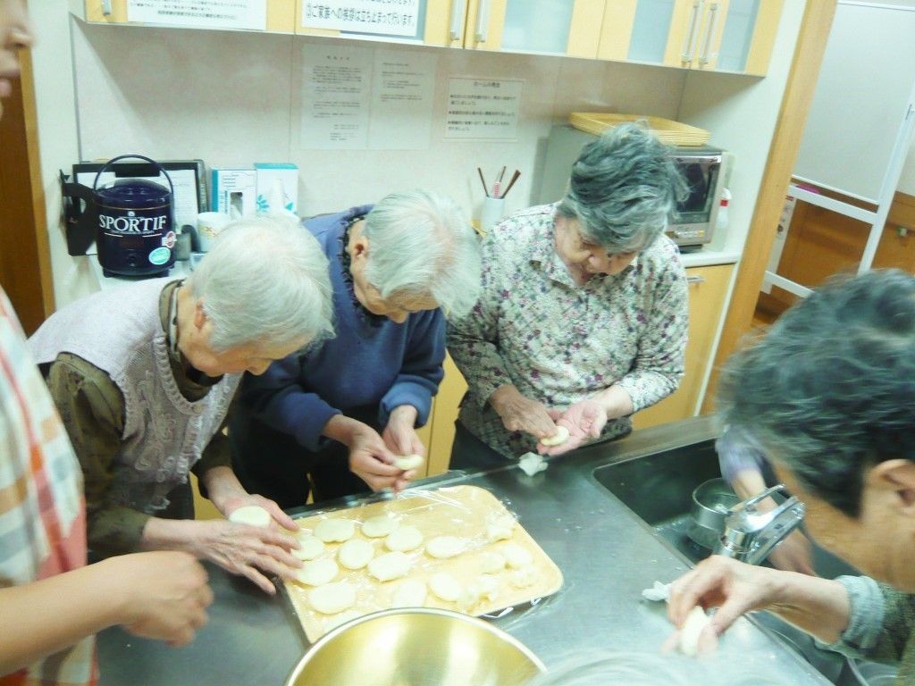 キッチンで何かを作っている高齢者の様子。生活リハビリの一場面