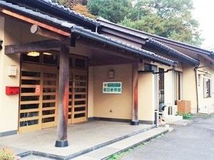 雰囲気のある日本家屋。瓦屋根がついた平屋建ての建物。