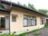施設はクリーム系の色調の外壁で、瓦屋根の平屋建てである。壁に窓が設置されていて、内部には障子が取り付けられている。
