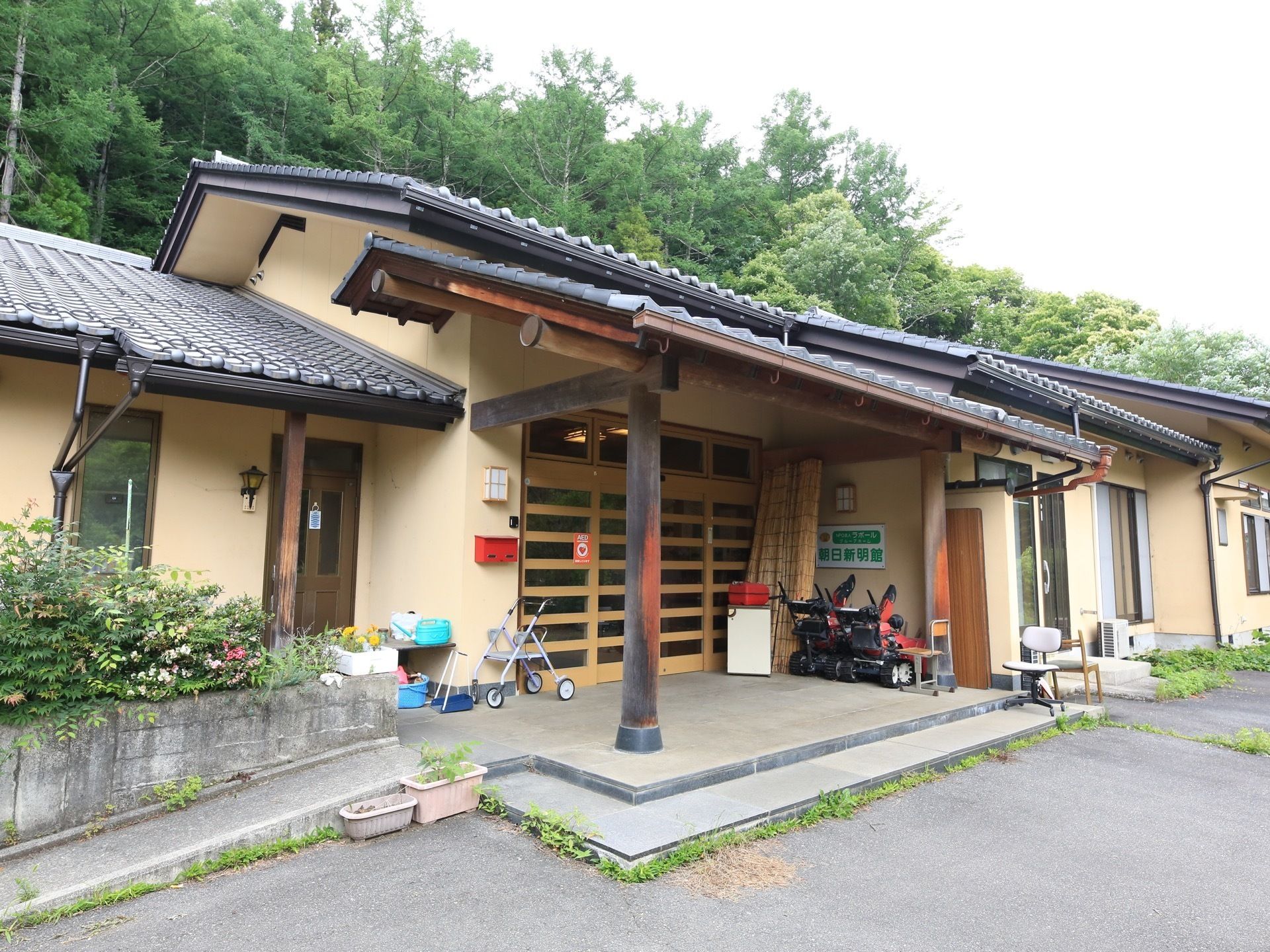 ひさしや軒が完備された施設である。平屋建てで屋根瓦が設置されている。入口正面には、段差の低い階段、入口横にはスロープが施されている。