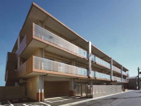 周囲に高い建物がなく、とても日当たりのよい施設の外観