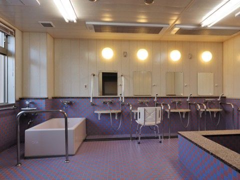 浴室には手すりがあるので、スリップの心配がなく安心して移動ができる。広々としているので、快適にご入浴いただける。