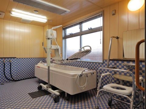 寝たきりの入居者様がご入浴いただける、リフト付きの浴槽をご用意している。安心して入浴でき、清潔な毎日をお過ごしいただける。