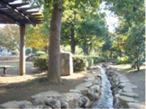 当施設の近くに公園がある。緑が多く小川があり、リラックスできる。地域の方々との交流やお散歩などお楽しみいただける。
