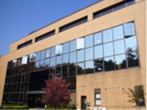 当施設の近くにはスポーツセンターがあり、さまざまなスポーツが楽しめる。健康維持に努めることができる。