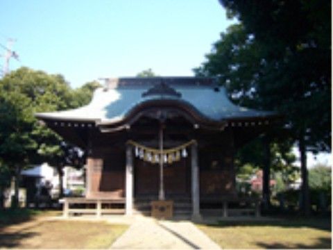 徒歩10分ほどの場所にある神社である。緑が多く自然な環境の豊かな神社でゆっくりとした時間をお過ごしいただける。