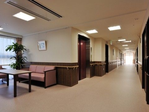 エレベーター乗降口のすぐそばにある、観葉植物が置かれた休憩スペース
