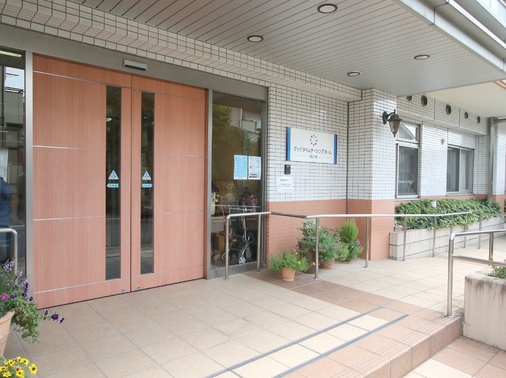 玄関前には、スロープや自動ドアを設置