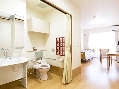 明るく清潔感のある居室になっている。入ってすぐの場所には、洗面台とトイレが設置されている。奥には大きな窓があり、エアコンも完備されている。
