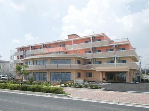 ２階までと３、４階の外壁がツートーンカラーになっている施設外観