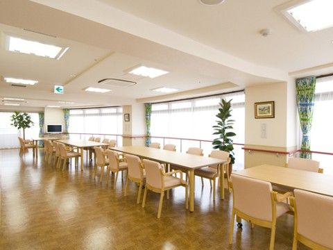 アーチ状にせり出した構造で、窓が多くとても明るい食堂