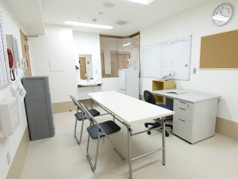 入居者様の健康管理や相談などを話し合える部屋である。室内の中央には折りたたみ式のテーブルと椅子を設置している。