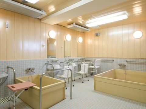 リラックス効果のある木の浴槽が２つ設置されている。シャワーチェアが洗い場に幾つもあり、ゆっくりと入浴を楽しめる。
