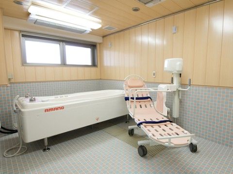全ての入居者様が浴槽に入りおくつろぎいただけるよう、機械の浴槽を設置している。ベッドは安定感があり安心である。