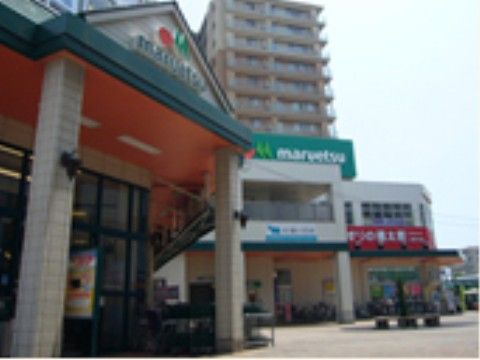 大型スーパーなどの商業施設が近くにあり、生活するうえで便利である。賑やかさもあり、散歩も楽しむことができる。