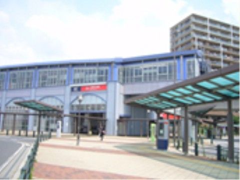 駅前は道幅が広く綺麗に整備されている。足元には点字ブロックもある。バスのロータリーがあり交通の便がいい。