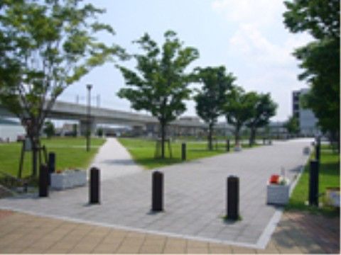 整備された大きな公園があり、散歩に利用できる。段差がなく道幅が広いので、車椅子でも安心して通行できる。