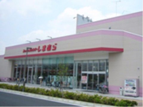 リーズナブルで種類も豊富な大型衣料店が施設の近辺にある。公園で散歩をしたりショッピングをしたりとお楽しみいただける。