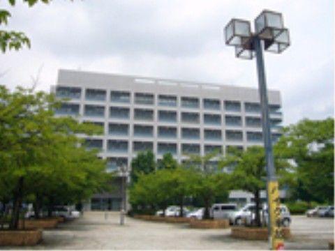 公園、ショッピングセンター、役所が施設の周辺にあり、生活環境がよく便利である。駅も近くにあるため、来訪者様が訪れやすい。