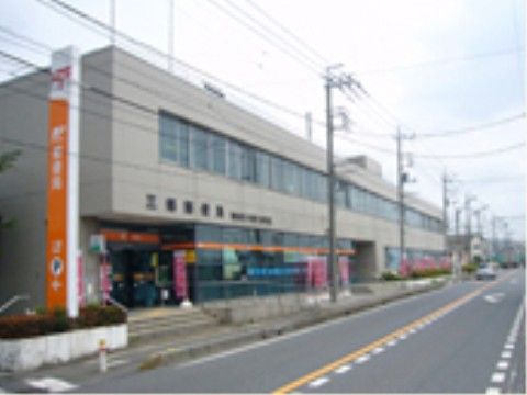 左側には郵便局が建っており、手紙を出すことができる。右側には道路があり、車でご利用いただきやすい場所である。