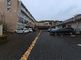 広々とした駐車場の外観