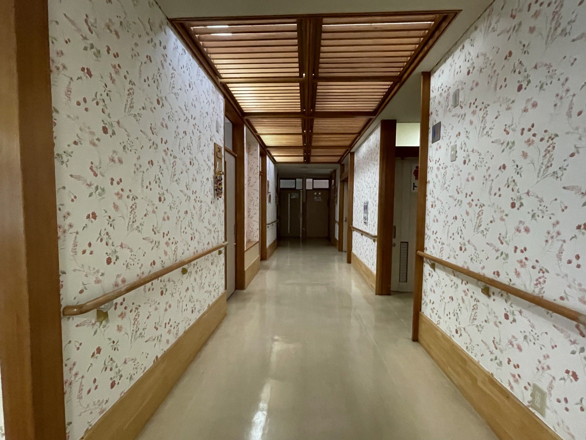 花柄の壁紙の廊下