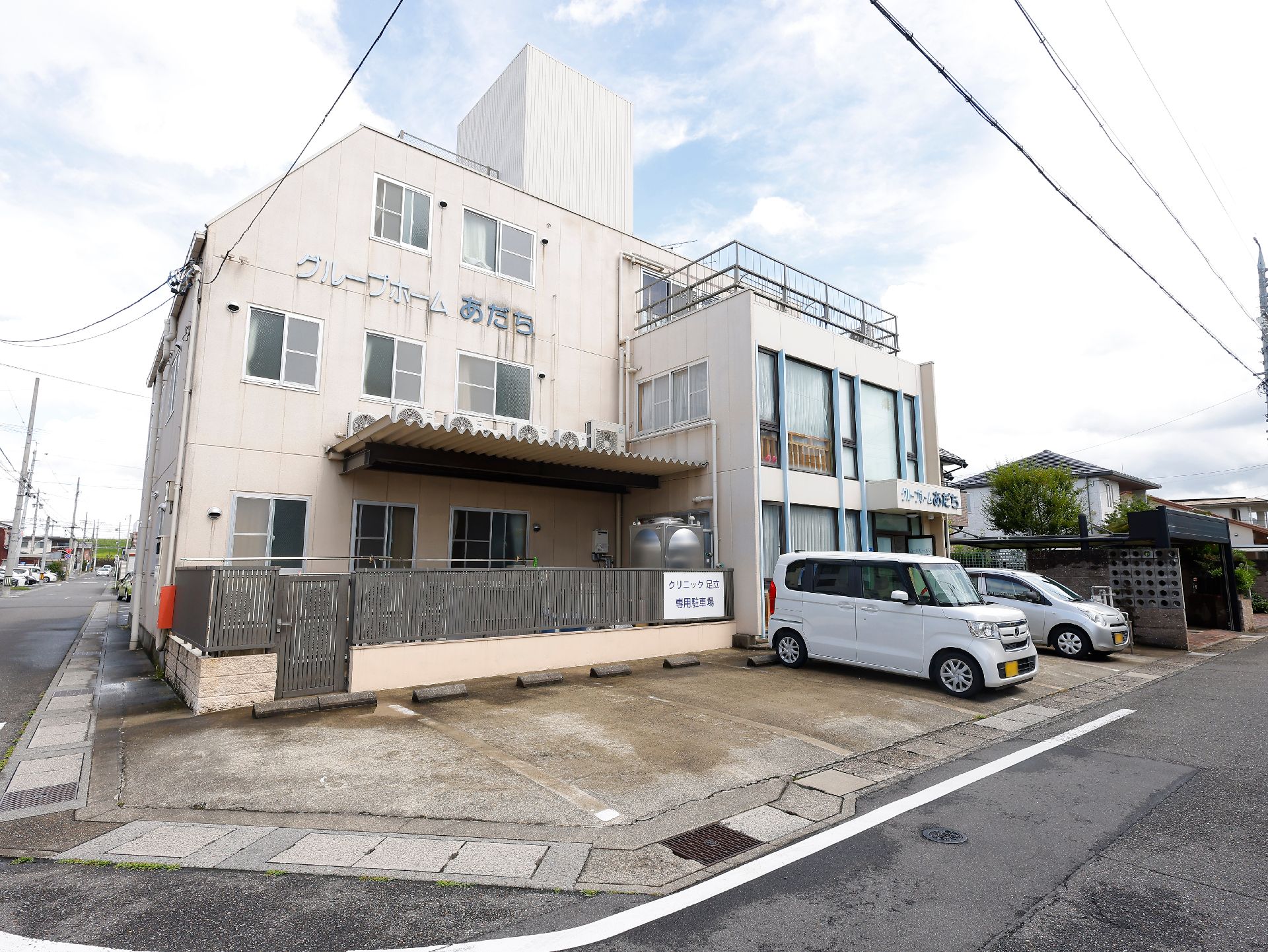 近隣に駐車場が設置されている介護施設の外観