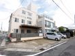 近隣に駐車場が設置されている介護施設の外観
