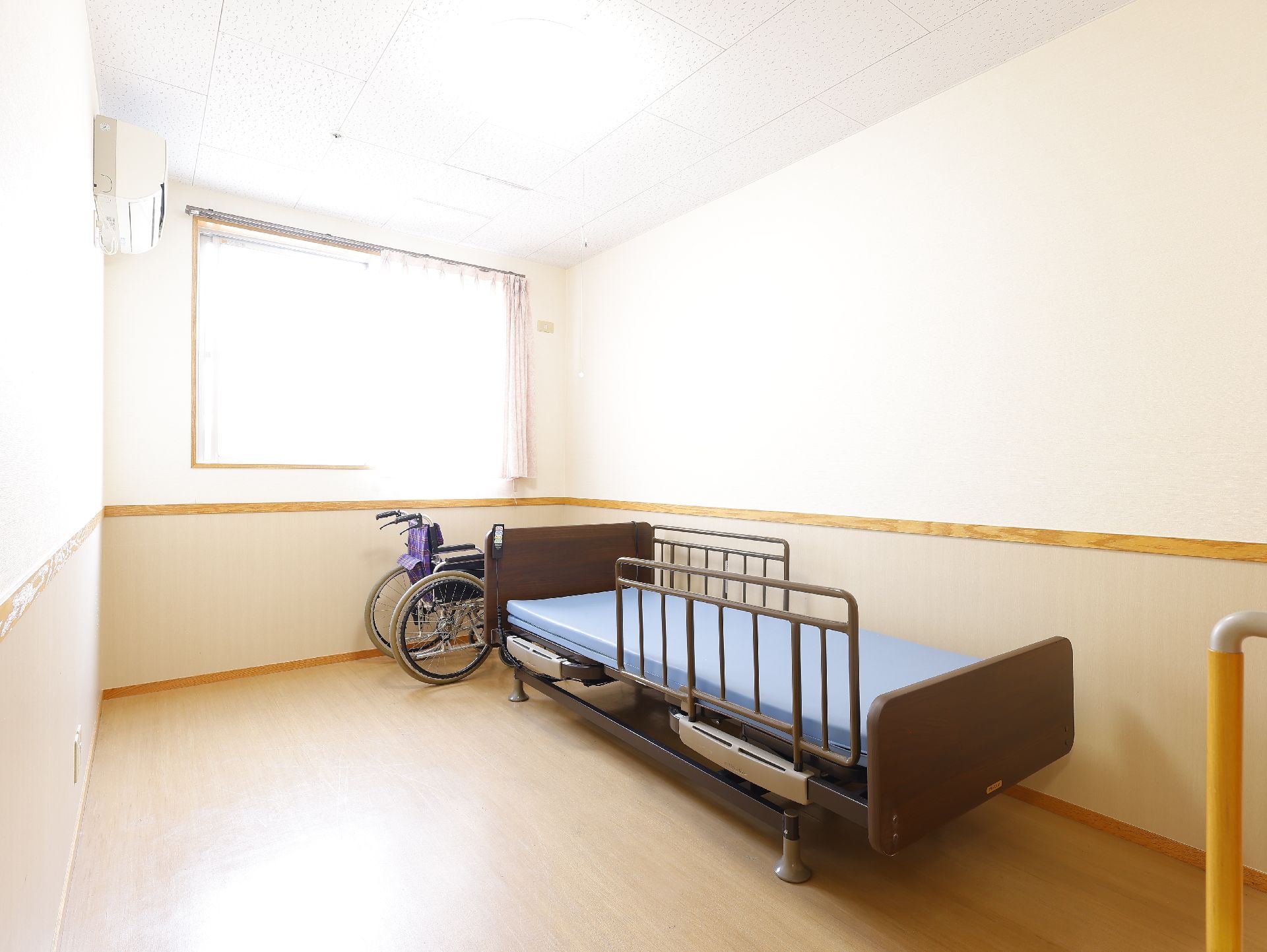 睡眠に最適な介護ベッドが設置されている居室
