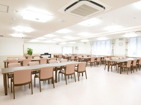 天井に設置された多くの照明器具で明るく照らされている食堂