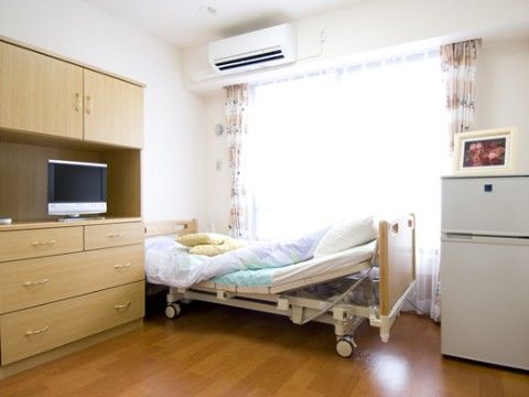 お一人で暮らせる居室には、エアコンを設置している。温度調整が楽に行えるので、体調管理がしやすく元気にお過ごしいただける。
