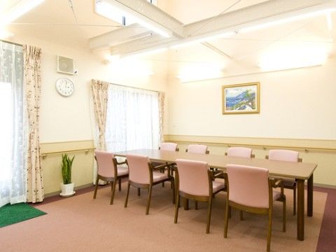 談話コーナーには、ピンク色のカーペットと椅子を設置している。親しみやすい空間で、談笑の時間をお楽しみいただける。