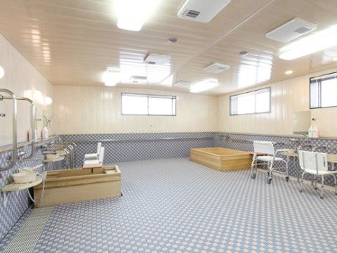浴室のタイルはグレーを基調としており、スタイリッシュな広い空間となっている。手すりを使って安全に移動ができる。