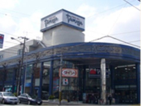 施設近郊には、さまざまなお店が入っている商業施設がある。お散歩をしながら、お買い物を楽しんで行える。