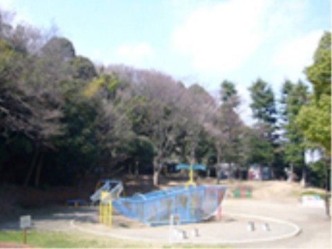 施設の近くには、遊具がある公園がある。自然豊かな場所で、ベンチに座ってゆったりとお過ごしいただける。