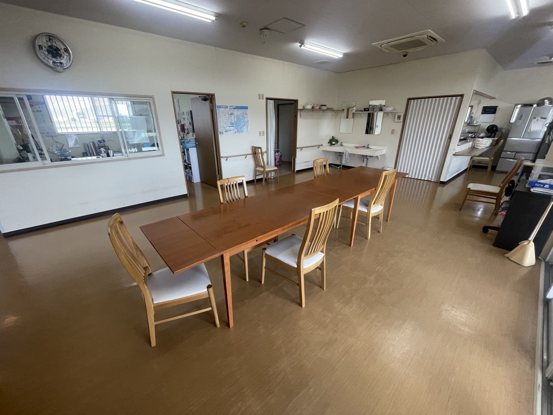 広いテーブルのある部屋