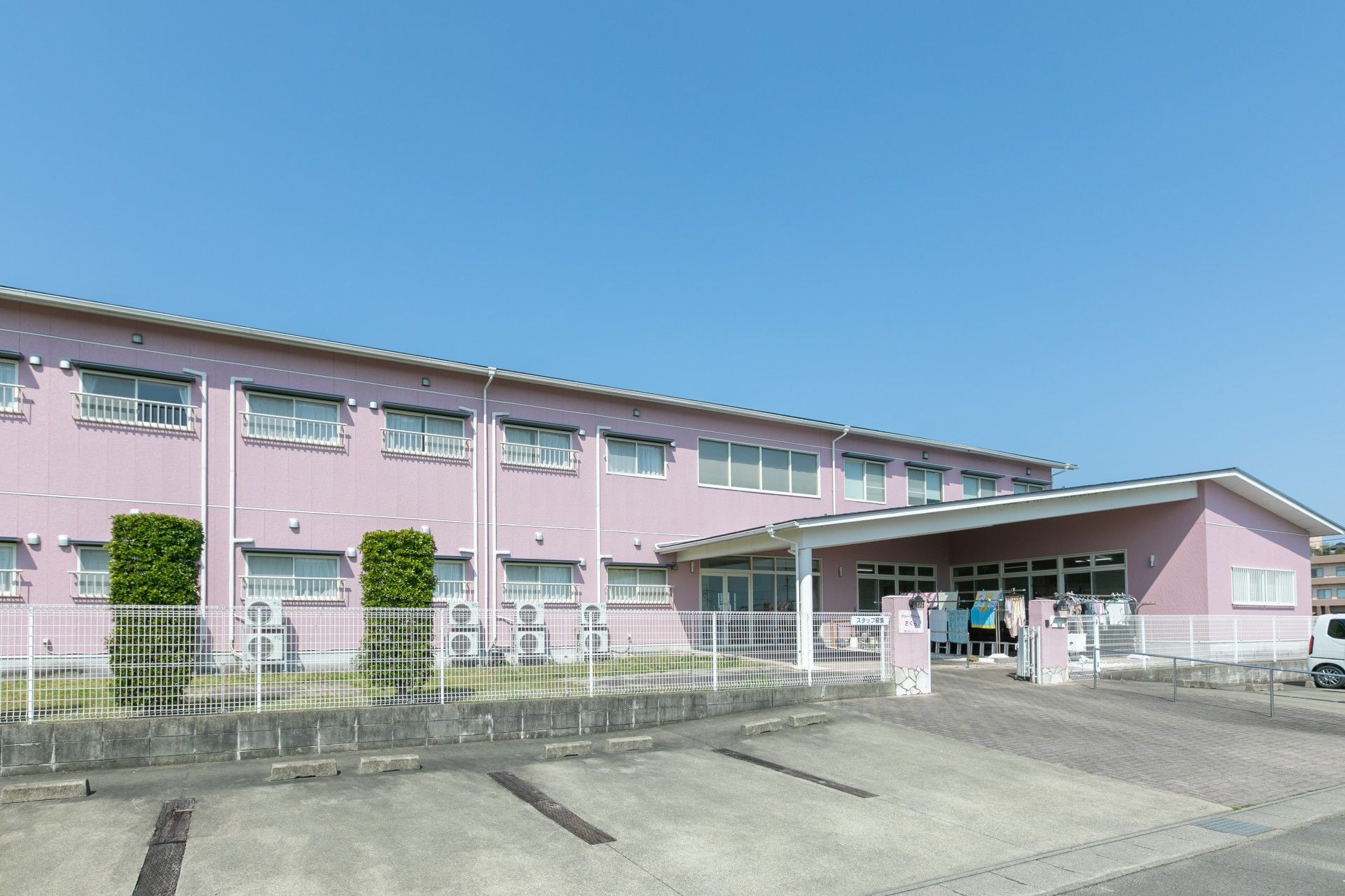 ピンク色の建物外観